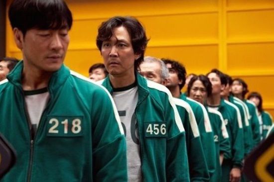 엄청난 자금력을 앞세운 글로벌 OTT 업체들은 국내 영화 드라마 제작비를 최근 10년 사이 다섯 배 이상 올려놓았다. K콘텐츠의 글로벌화가 방송가에 한숨 소리만 더 키우고 있다. /'오징어게임'