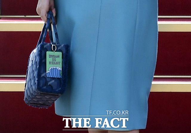 프랑스와 베트남 순방에 나선 윤석열 대통령과 김건희 여사가 19일 오전 경기도 성남시 서울공항에서 공군1호기에 오르는 가운데, 김 여사의 가방에 부착된 'BUSAN IS READY(부산 이즈 레디)' 키링이 보이고 있다. /이새롬 기자