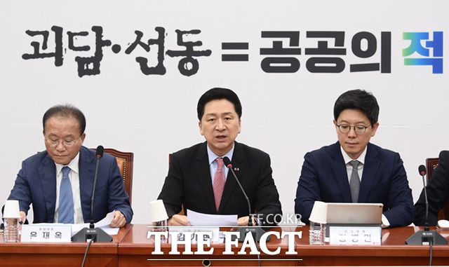 국민의힘 지도부가 26일 경북 성주 사드 기지를 방문해 환경영향평가 결과 브리핑을 보고받았다. 김기현 대표는 더불어민주당을 향해 "사드 괴담으로 인한 피해에 사과해야 한다"고 촉구하는 한편 환경영향평가 결과가 늦게 나온 것을 두고 문재인 정부를 비판했다. /이새롬 기자