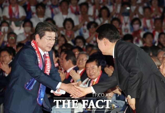 자유총연맹 창립 행사에 대통령이 참석한 것은 김대중 전 대통령 이후 처음이다. 이날 한국자유총연맹 창립 제69주년 기념식에서 기념사를 마친 강석호 한국자유총연맹 총재와 악수하는 윤 대통령. /뉴시스