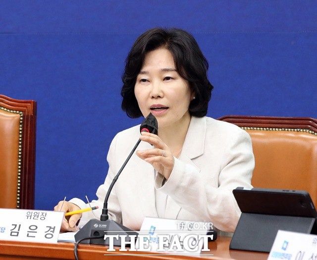 더불어민주당 '김은경 혁신위원회'가 1호 요청으로 '불체포특권 포기 서약서 제출' '체포동의안 가결 당론'을 당 지도부에 요구했다. 당 지도부는 난색을 표했다. 사진은 김은경 혁신위원장. /뉴시스