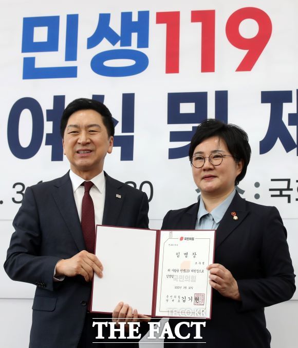 국민의힘 민생특별위원회(민생119)가 지난 4월 출범했다. 민생119는 김기현 대표의 '1호 특위'로 많은 주목을 받았다. 사진은 김기현(왼쪽) 대표가 4월 3일 국회에서 열린 민생119 임명장 수여식 및 제1차 회의에서 조수진 위원장에게 임명장을 수여한 뒤 기념 촬영을 하는 모습./뉴시스