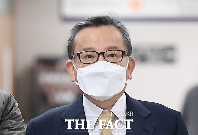 [더팩트ㅣ이새롬 기자] 뇌물수수 혐의를 받는 김학의 전 법무부 차관이 2021년 11월11일 서울 서초구 서울중앙지방법원에서 열린 특정범죄가중처벌 등에 관한 법률위반 파기환송심 공판에 출석하고 있다.