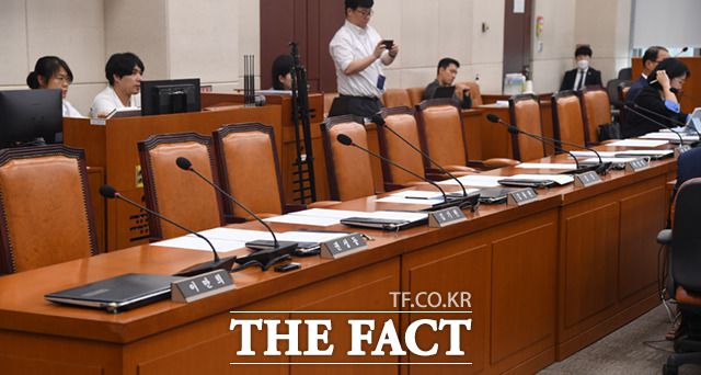 이날 국민의힘 의원들은 사전협의 없음 등의 이유를 들어 공청회 시작 전 퇴장했다.