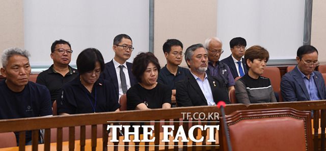 13일 오후 서울 여의도 국회에서 열린 행정안전위원회 전체회의에서 10·29이태원참사 피해자 권리보장과 진상규명 및 재발방지를 위한 특별법안에 관한 입법 공청회가 진행되는 가운데, 이태원참사 유가족들이 참석해 이를 지켜보고 있다. /국회=이새롬 기자