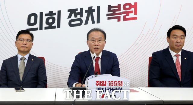 윤재옥 국민의힘 원내대표는 다음 총선에서 'TK 물갈이론'이 제기되는 데 대해 "TK 지역의 정치를 피폐하게 만든다"며 반대의 뜻을 분명히 했다. 윤 원내대표는 TK 지역인 대구 달서을을 지역구로 한다. 윤재옥 국민의힘 원내대표가 14일 오전 서울 여의도 국회에서 취임 100일 기자간담회를 하고 있다. /뉴시스