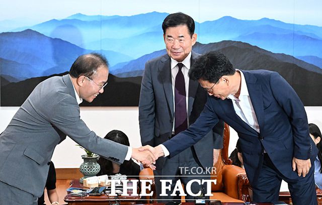 윤재옥 국민의힘 원내대표는 14일 박광온 더불어민주당 원내대표를 "합리적인 의회주의자"라고 치켜세웠다. 그러면서도 민주당을 향해 "당내 의견을 하나로 모으는 과정이 힘든 것 같다"고 아쉬움을 나타냈다. 윤재옥 국민의힘 원내대표와 박광온 더불어민주당 원내대표가 13일 서울 여의도 국회에서 열린 국회의장 주재 양당 원내대표 회동에서 인사하고 있다. /남용희 기자