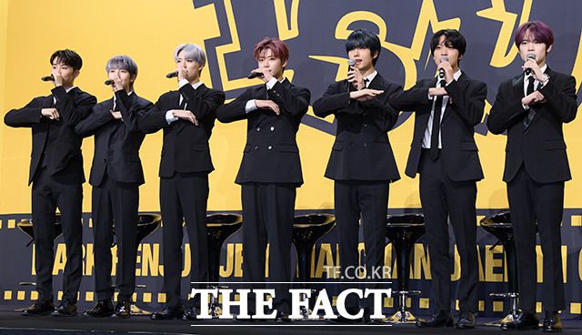 보이그룹 NCT DREAM(엔시티 드림) 마크와 런쥔, 제노, 재민, 지성, 해찬, 천러(왼쪽부터)가 17일 오후 서울 송파구 롯데호텔 월드에서 열린 정규 3집 앨범 ‘ISTJ’(아이에스티제이)' 발표 기자간담회에 참석해 포즈를 취하고 있다. /서예원 인턴기자