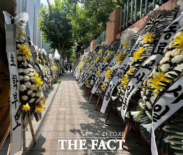 전날 해당 학교 앞은 정문에서 후문까지 'ㄷ'자 모양으로 화환이 길게 늘어서 있었다 /조소현 기자