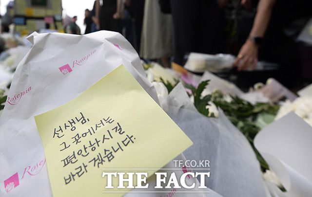 초등학교 교사가 교내에서 극단적인 선택을 한 사건이 발생한 가운데 20일 오후 고인이 근무했던 서울 서초구의 서이초등학교에서 열린 추모 문화제에 전국의 초등학교 교사들이 참석해 헌화하고 있다. /서예원 인턴기자