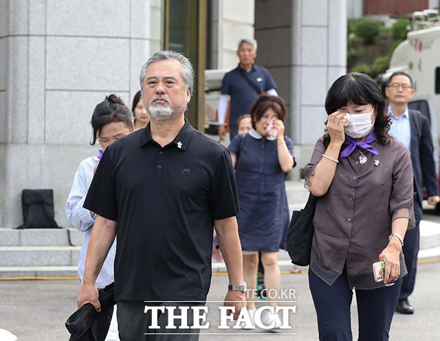 이정민 10.29 이태원 참사 유가족협의회 대표 직무대행을 비롯한 이태원 참사 유가족들이 25일 오후 서울 종로구 헌법재판소에서 열린 이상민 행정안전부 장관 탄핵 심판을 마친 후 법정을 나서고 있다. /장윤석 인턴기자