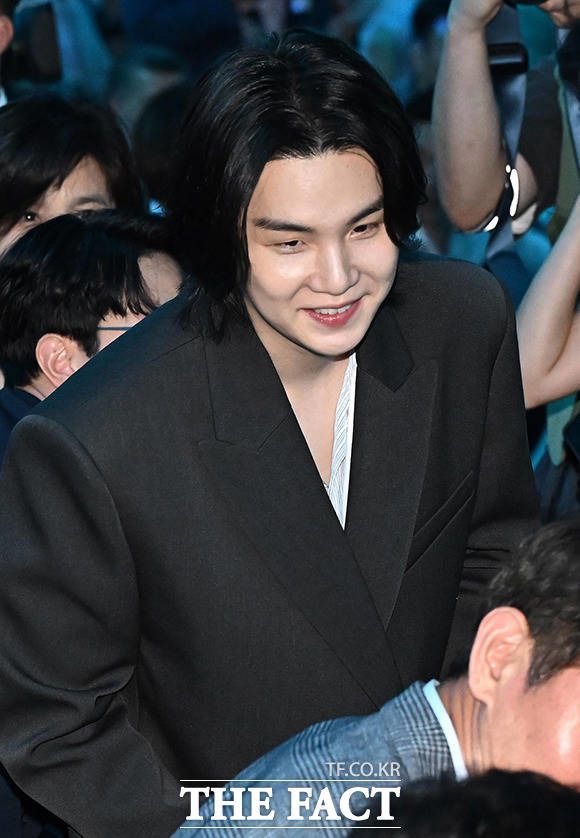 그룹 방탄소년단(슈가)가 26일 오후 서울 강남구 코엑스에서 열린 '갤럭시 언팩'행사에 참석하고 있다. /박헌우 기자