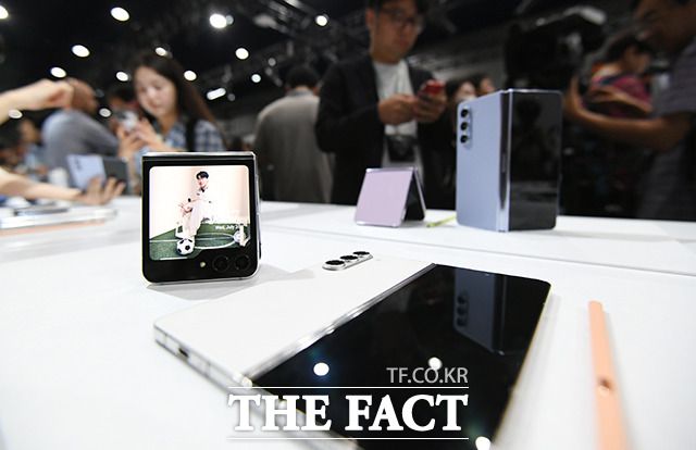 삼성전자의 '갤럭시 언팩' 행사가 열린 26일 오후 서울 강남구 코엑스에 신제품이 전시돼 있다. /박헌우 기자