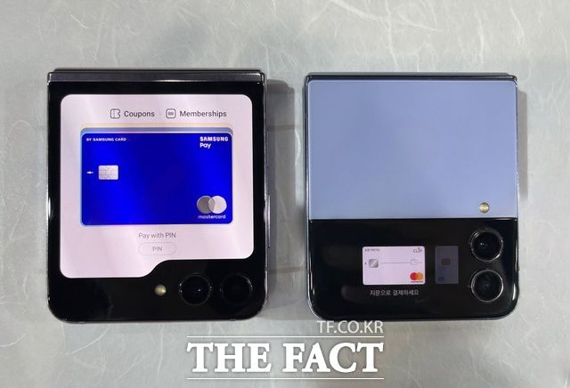 갤럭시Z플립4(오른쪽)와 갤럭시Z플립5 제품을 절반으로 접은 상태에서 삼성전자의 간편결제 시스템 '삼성페이'를 비교한 결과, 신형 쪽에서 카드 정보 등을 더욱 편하게 확인할 수 있었다. /최문정 기자