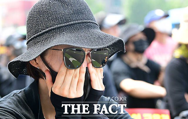 서이초 교사 추모와 공교육 정상화를 촉구하는 전국 교사들이 29일 오후 서울 종로구 광화문 앞에서 '7.29 공교육 정상화를 위한 집회'를 열고 구호를 외치고 있다./임영무 기자