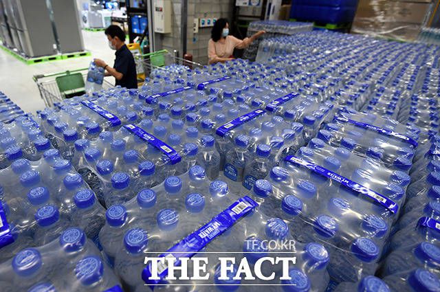 환경부 '2021년 수돗물 먹는 실태조사'에 따르면 '정수기를 설치해서 먹는다' 응답이 49.4%로 가장 많았고, '그대로 먹거나 끓여서'가 36%, '먹는 샘물(생수)을 구매해서'가 32.9%다. /임영무 기자