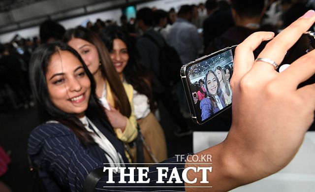 삼성전자의 '갤럭시 언팩' 행사가 열린 7월 26일 오후 서울 강남구 코엑스에서 열린 가운데 미디어 관계자들이 신제품을 체험하고 있다. /박헌우 기자