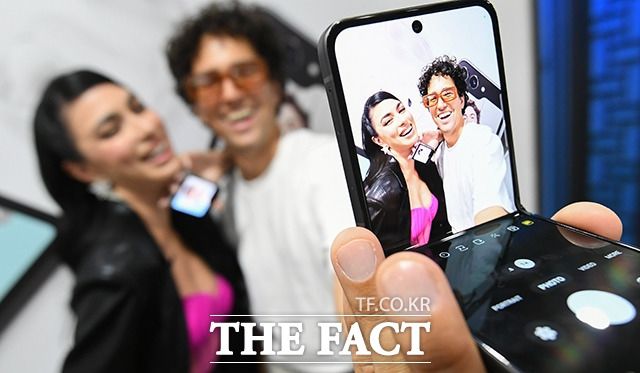 '갤럭시 언팩'에 참석한 미디어 관계자들이 '갤럭시Z플립5'를 체험하고 있다. /박헌우 기자