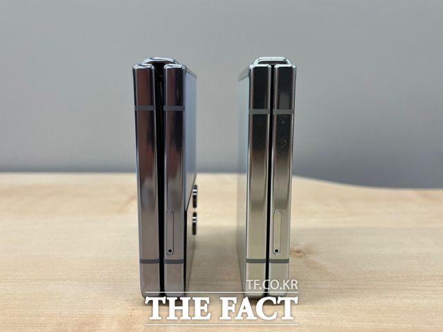 지난해 출시된 '갤럭시Z플립4'(왼쪽)와 지난 26일 공개된 '갤럭시Z플립5'의 비교 사진. 구형 기기는 화면과 화면이 완벽히 밀착되지 않고 약간 들뜨는 모습을 확인할 수 있다. /최문정 기자