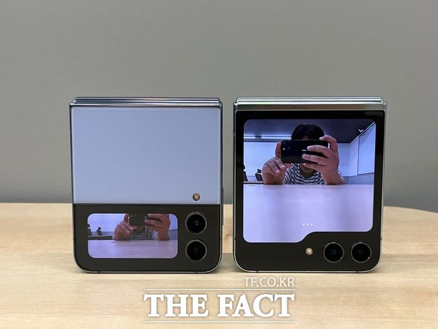 지난해 갤럭시Z플립4(왼쪽)와 올해 공개된 갤럭시Z플립5에서 각각 카메라 앱을 실행해 봤다. 전작이 작은 커버 스크린으로 제한된 각도만을 보여주는 것과 달리, 갤럭시Z플립5는 얼굴과 손, 배경 등 전체적인 모습이 잘 노출돼 촬영이 용이했다. /최문정 기자