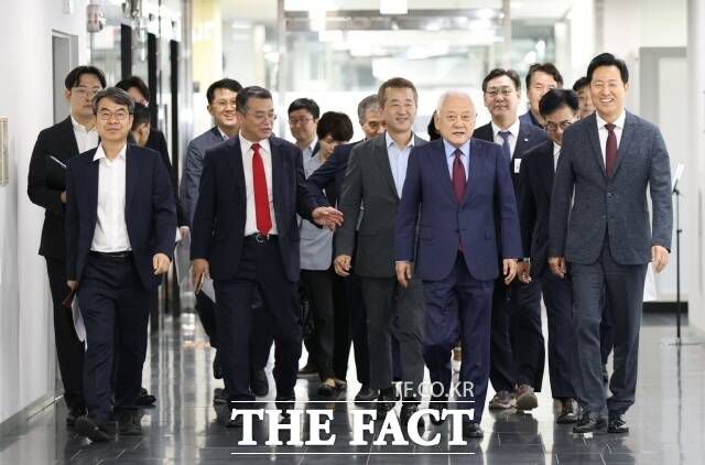 메머드급 통합위가 내년 총선을 앞두고 중도층을 겨냥한 메시지 발굴과 인재 영입 등 모종의 역할을 할 것이란 관측이 나온다. 김한길(맨 앞) 국민통합위원회 위원장과 오세훈(오른쪽) 서울시장, 김대남 대통령실 국민통합비서관실 행정관 등 참석자들이 2일 국민통합위 서울지역협의회 출범식에 참석하기 위해 이동하는 모습. /국민통합위 제공