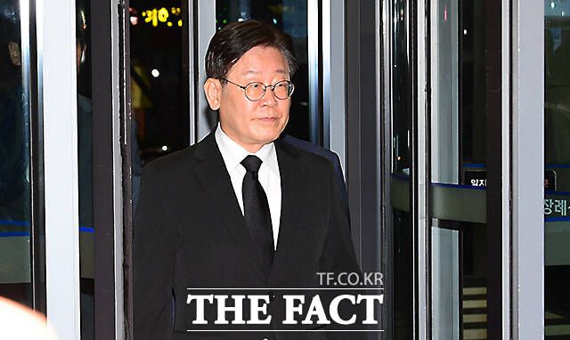 이재명 더불어민주당 대표가 15일 오후 윤석열 대통령의 부친 고 윤기중 연세대학교 명예교수의 빈소가 마련된 서울 서대문구 연대세브란스병원 장례식장에 도착한 모습. 이 대표를 비롯해 이낙연 전 대표, 김진표 국회의장 등 야권 인사도 빈소를 찾았다. /임영무 기자