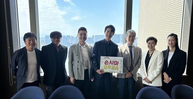 일본 후지 TV와 케이블 TV 등에 동시 방영될 '트롯걸 in 재팬'은 서 PD(오른쪽에서 두번째)가 연출한 MBN '불타는 트롯맨'의 일본판이다. 크레아 스튜디오 및 nCH 재팬 측은 지난달 5일과 11일 현지 제작진과 두 차례 회의를 통해 오디션 진행 개요와 노하우를 공유했다. 사진 가운데는 '불타는 트롯맨' 우승자 손태진. /크레아 스튜디오