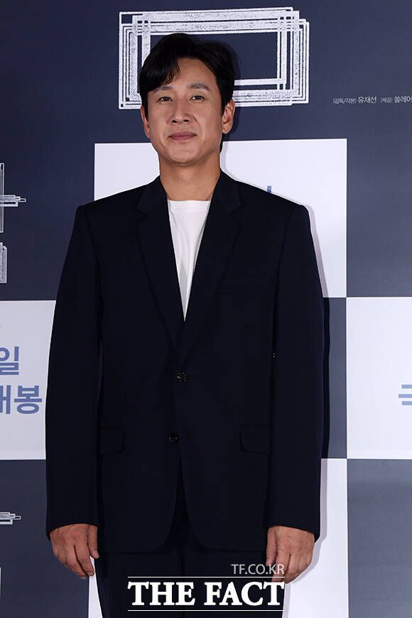 배우 이선균이 18일 오후 서울 광진구 롯데시네마 건대입구점에서 열린 영화 '잠' 언론배급시사회에 참석해 포즈를 취하고 있다. /서예원 인턴기자