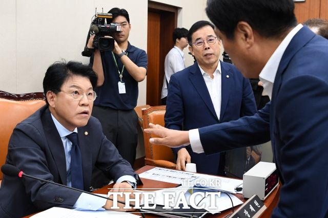 장제원 과방위원장은 의원들의 주질의가 끝나자 7분 발언 기회를 얻어 민주당을 향해 "이 후보자를 이렇게까지 모욕하고 인격 살인하는 건 도둑이 제 발 저리기 때문이냐"며 "자신들의 기득권을 놓지 않겠다는 마지막 발악이란 생각이 든다"고 말했다. /이새롬 기자