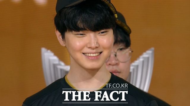 젠지 '쵸비' 정지훈이 20일 오후 열린 2023 리그오브레전드 챔피언스 코리아 서머 결승전에서 최우수선수로 선정된 뒤 기뻐하고 있다. /네이버 중계 캡처