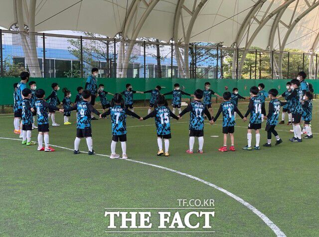 8~11세를 대상으로 40여명 규모로 운영되는 유소년 축구교실 '위로FC'는 참가자들에게 별도의 비용을 받지 않는다. 김주찬 대표는 "축구교실 운영을 지속하기 위해 취지에 공감하는, 공식 후원사를 모집하고 있다"고 말했다. / 위로재단 제공