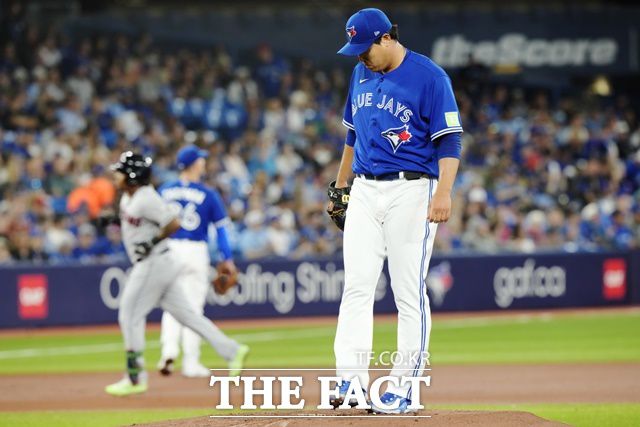 류현진은 1회 초 1사 후 라미레스에게 솔로 홈런을 내주며 불안한 출발을 보였으나 이후 안정된 투구로 추가 실점을 막고 시즌 3승을 수확했다./토론토=AP.뉴시스