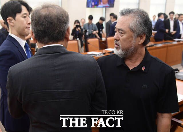 이상민 행정안전부 장관(왼쪽)이 31일 서울 여의도 국회에서 열린 국회 행정안전위원회 전체회의에 출석해 '이태원 참사 특별법' 제정안 의결 후, 이정민 10.29 이태원참사 유가족협의회 운영위원장의 항의를 들으며 이동하고 있다./이새롬 기자