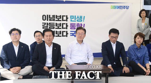 무기한 단식을 선언한 이재명 더불어민주당 대표가 31일 오후 서울 여의도 국회 본청 앞 천막에서 단식을 시작한 가운데, 박광온 원내대표를 비록한 최고위원들이 함께 자리를 지키고 있다. /이새롬 기자