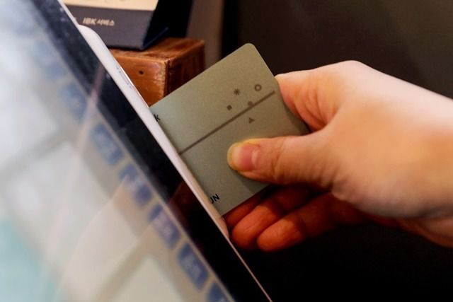 보험료를 카드로 납부하는 문제를 놓고 보험사와 신용카드사가 팽팽하게 맞서고 있다. /뉴시스