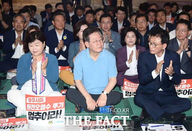 더불어민주당 의원들이 1일 오전 서울 여의도 국회 로텐더홀에서 열린 비상행동 결과보고에 참석해 전날부터 무기한 단식에 돌입한 이재명 대표(가운데)를 격려하며 박수를 치고 있다.