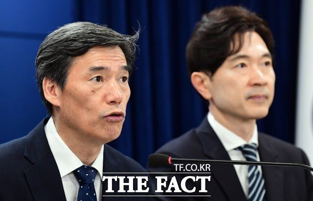 박구연 국무조정실 국무1차장(왼쪽)은 31일 서울 종로구 정부서울청사에서 열린 후쿠시마 오염수 방류 관련 일일 브리핑에서 "오늘내일 당장 '오염수' 용어가 바뀌는 것처럼 혹시 오해하시는 분들 있는데 그건 절대 아니다"라고 강조했다. /임영무 기자