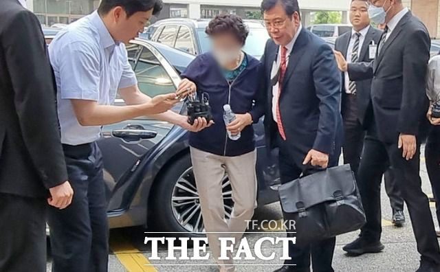 통장 잔고 증명서 위조 혐의로 기소된 윤석열 대통령의 장모 최은순 씨가 지난 7월 21일 경기도 의정부지방법원에서 열린 항소심 재판에서 징역 1년을 선고받고 법정 구속됐다. 이날 항소심 재판에 출석하는 최 씨. /뉴시스