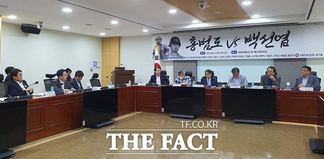 민주당 의원들이 지난달 31일 오후 국회의원회관에서 열린 '홍범도 vs 백선엽' 긴급 토론회에서 전문가들의 토론을 바라보고 있다. 왼쪽부터 황운하·윤영덕 의원, 신흥무관학교 설립자 우당 이회영 선생의 손자 이종걸 전 민주당 의원, 좌장을 맡은 김성주 의원. /신진환 기자