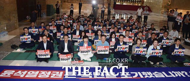 국민의힘은 단식에 대해 "이 대표는 단식농성장을 수시로 비웠다고 하니, 이쯤 되면 '웰빙 단식'이라 불러도 무방할 것"이라고 비판했다. 무기한 단식에 돌입한 이 대표와 박광온 원내대표 등 민주당 의원들이 1일 오전 서울 여의도 국회 로텐더홀에서 열린 비상행동 결과보고에 참석해 일본 후쿠시마 오염수 방류를 규탄하며 구호를 외치는 모습. /이새롬 기자