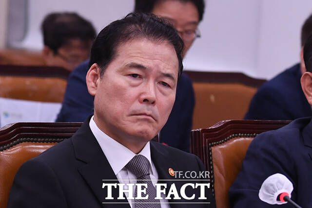 윤석열 정부 출범 이후 뉴라이트 계열 인사들이 다시 돌아왔다. 김영호 통일부 장관이 8월 23일 오전 서울 여의도 국회에서 열린 국회 외교통일위원회 전체회의에 출석해 의원 질의를 듣고 있다. /이새롬 기자