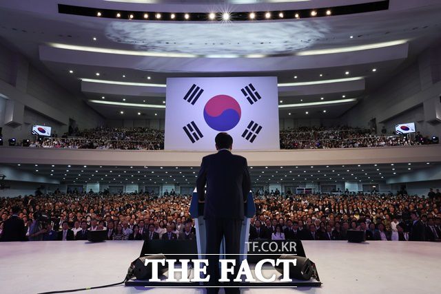 윤석열 대통령은 지난달 15일 '제78주년 광복절' 경축사에서는 '반국가세력'이라는 표현이 처음 언급했다. 윤 대통령은 "공산전체주의 세력은 늘 민주주의 운동가, 인권 운동가, 진보주의 행동가로 위장하고 허위 선동과 야비하고 패륜적인 공작을 일삼아 왔다"고 주장했다. /대통령실 제공