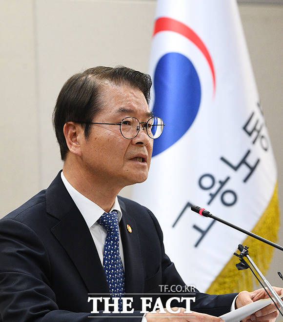 국민의힘이 추석연휴를 앞두고 4일 고용노동부의 체불임금 대책 점검에 나섰다. 정치투쟁에 나선 야당과 차별화하려는 전략으로 보인다. 이정식 고용노동부 장관이 지난 5월 8일 오후 세종시 정부세종청사에서 열린 2023년 고용노동부 노동개혁 추진 점검회의에 참석해 모두 발언을 하고 있다. /이동률 기자