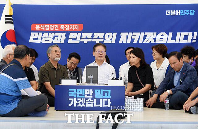 이태원 참사 유가족들과 만난 이 대표.