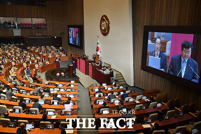 5일 한덕수 국무총리가 국회에서 정치 분야 대정부질문에서 설훈 더불어민주당 의원의 질의에 답하고 있다. /남용희 기자