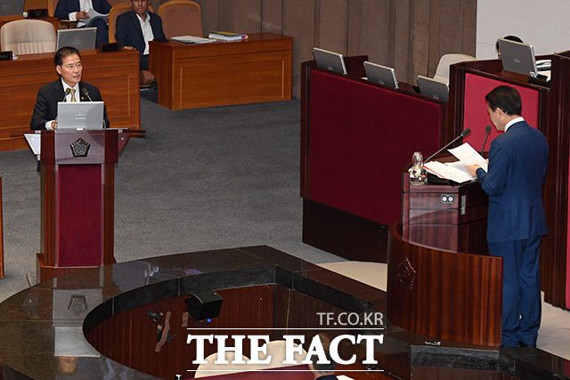 김영호 통일부 장관이 6일 오후 제410회 국회(정기회) 제3차 본회의 외교·통일·안보 분야 대정부질문에 참석해 의원 질의에 답하고 있다. /남용희 기자