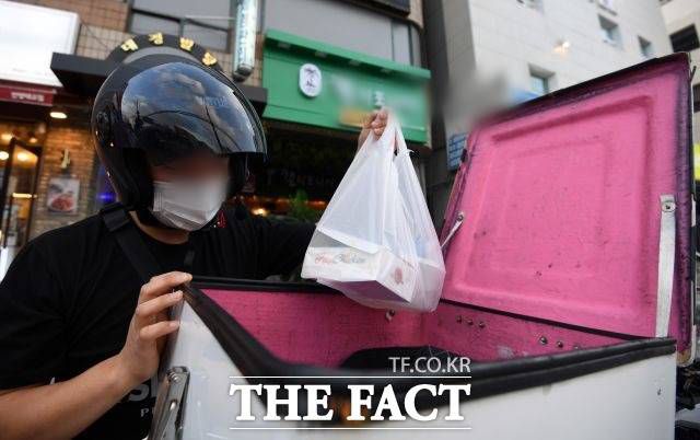 배달의민족, 요기요, 땡겨요 등 주요 배달플랫폼 앱에서 음식을 주문하면 다회용 그릇에 담아주는 제로식당 서비스는 현재 10개 자치구에서 2026년 서울 전역으로 확대한다. 사진은 기사 내용과 무관. /임영무 기자