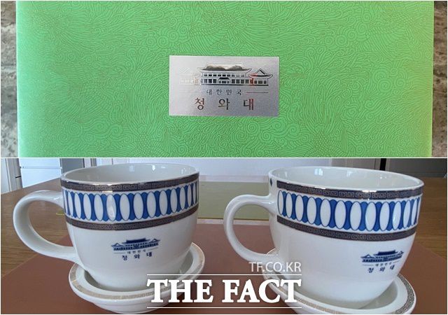 박 전 수석은 2022년 2월 23일 청와대에서 만남을 정확하게 기억하지 못한다고 밝혔다. 그러나 당시 그 자리에 참석했던 관계자 등에 따르면 박 전 수석은 회의 후 기념촬영과 함께 청와대 로고가 새겨진 찻잔 세트를 선물했다./제보자 제공