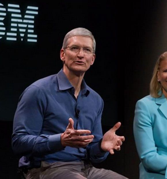 중국의 애플 아이폰 금지령에 애플 주가가 6일 4% 급락한 데 이어 7일 약 3% 떨어졌다. 사진은 애플의 팀쿡 최고경영자(CEO)/ 팀쿡 트위터 캡처