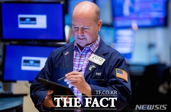 미국 뉴욕증시 3대 지수가 8일(현지시각) 소폭 상승 마감했다. 뉴욕증권거래소 직원이 태블릿에 데이터를 입력하고 있다. /더팩트 DB